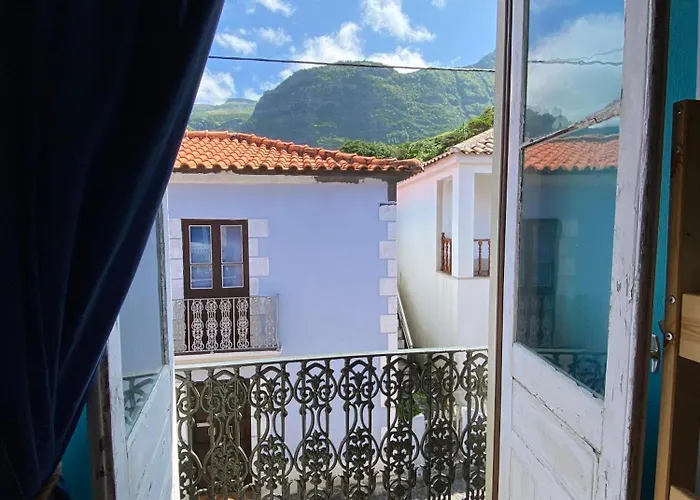 بيت شباب The Pink House